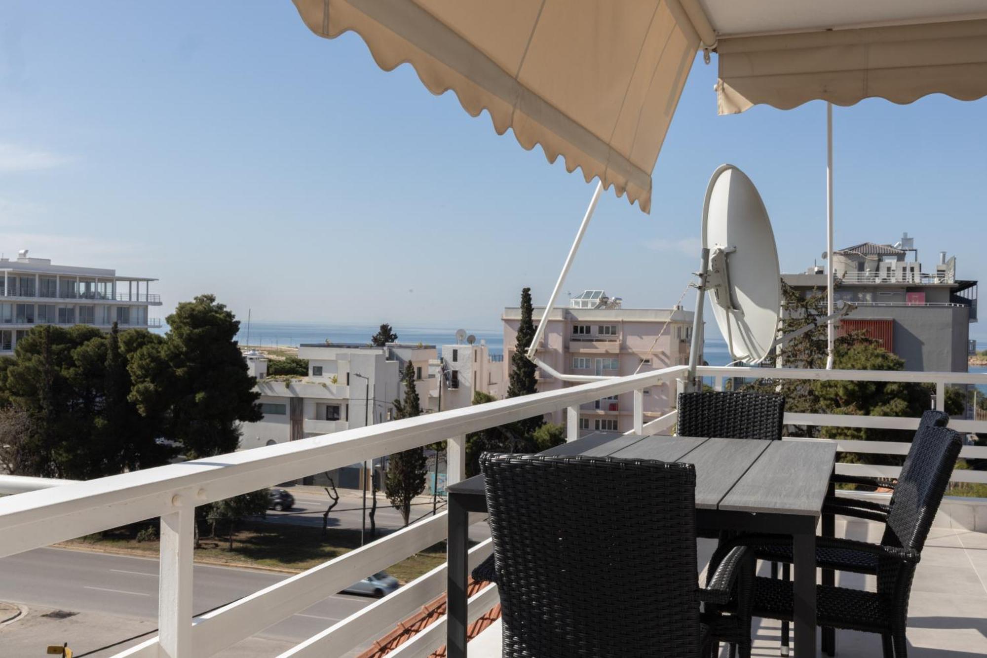 Luxurious 3-Bedroom Seaside Retreat Fully Renovated In 2025 Атина Екстериор снимка