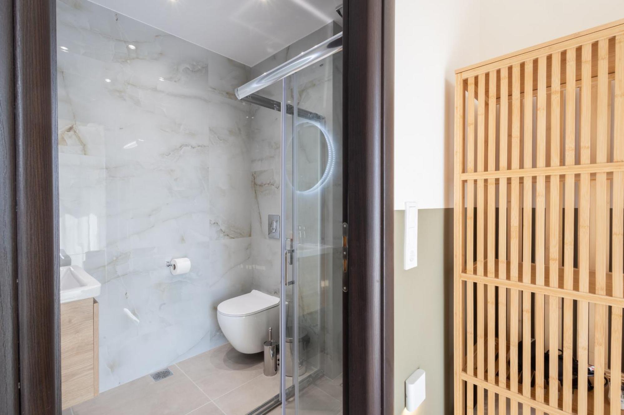Luxurious 3-Bedroom Seaside Retreat Fully Renovated In 2025 Атина Екстериор снимка