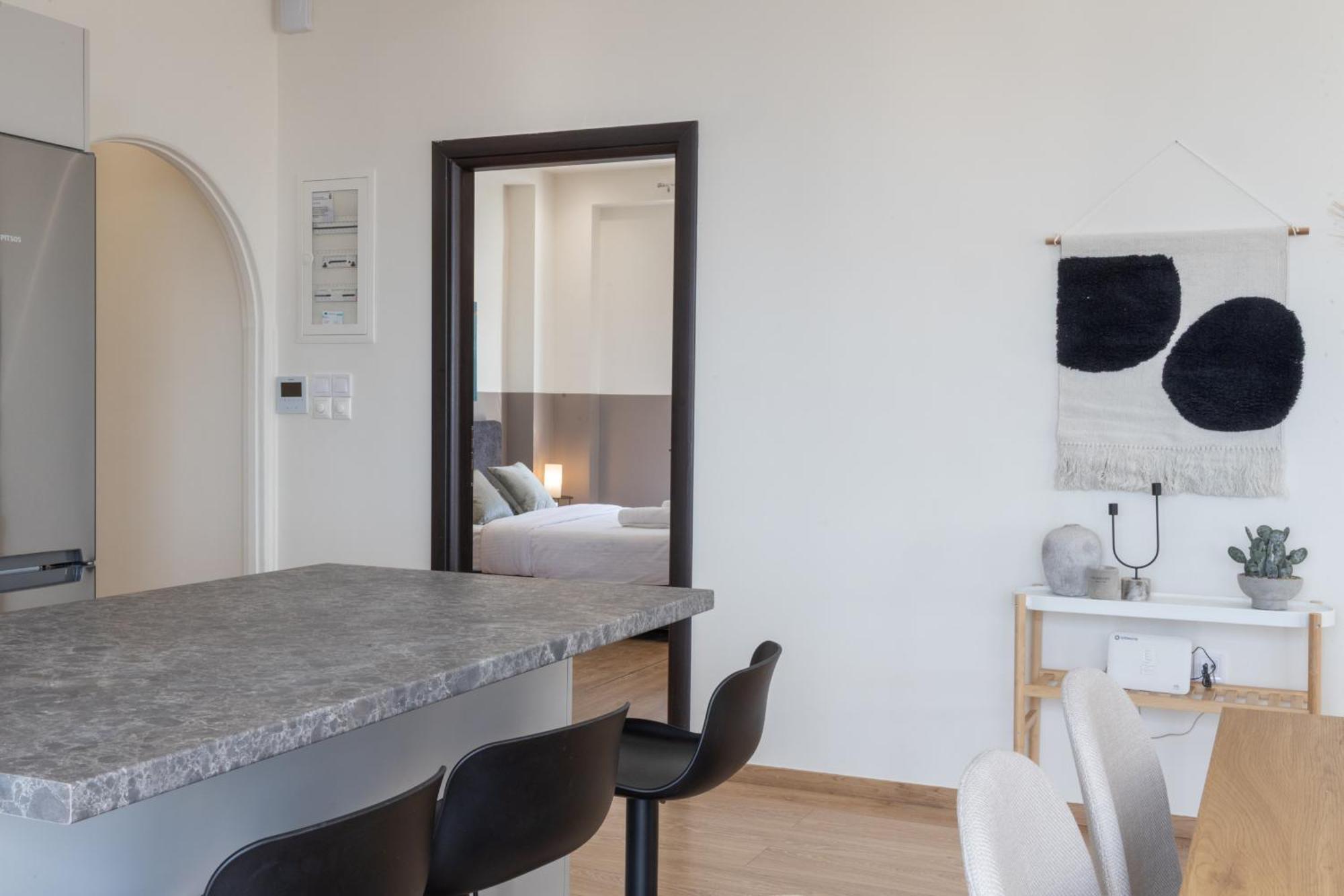 Luxurious 3-Bedroom Seaside Retreat Fully Renovated In 2025 Атина Екстериор снимка