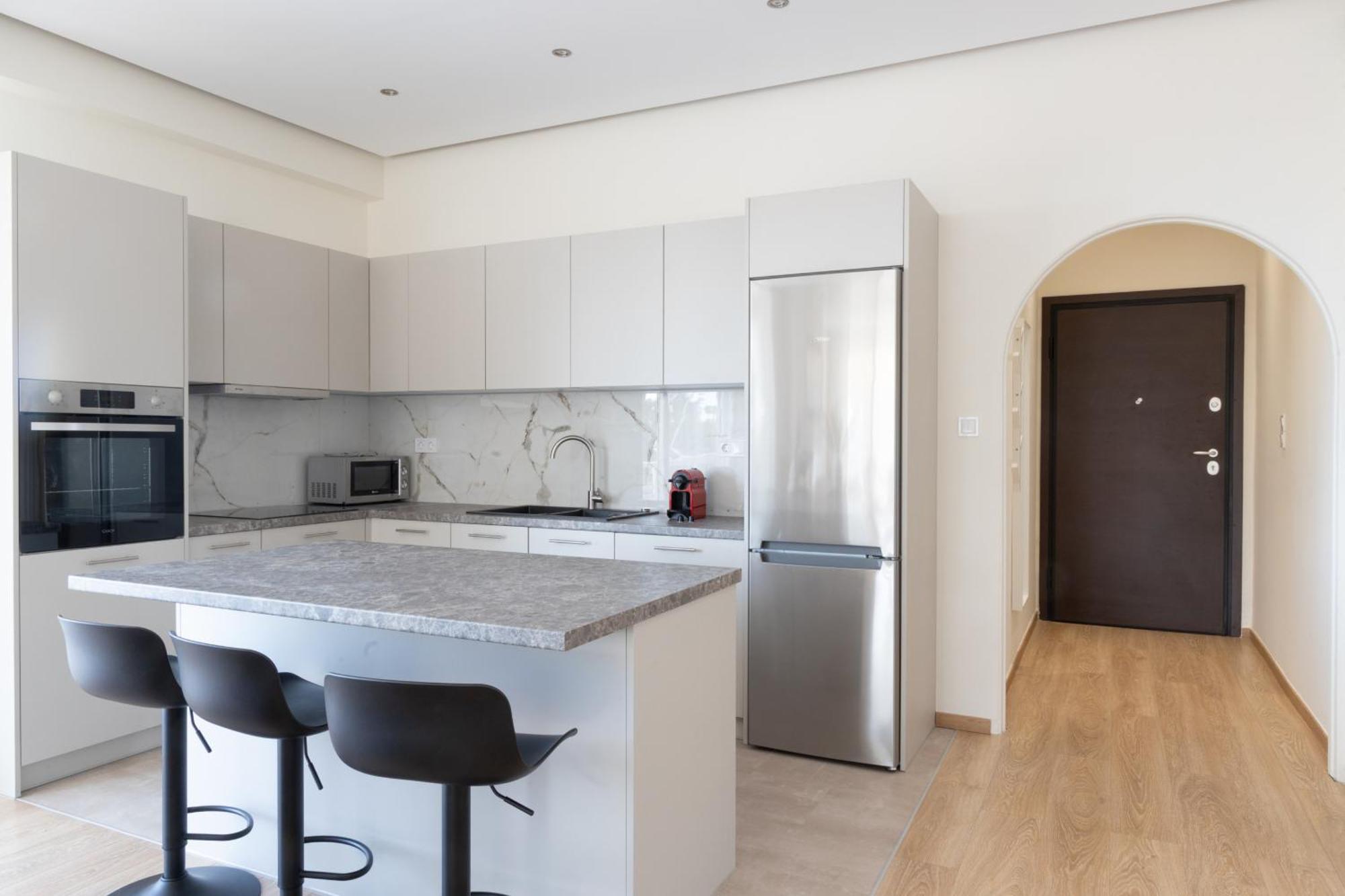 Luxurious 3-Bedroom Seaside Retreat Fully Renovated In 2025 Атина Екстериор снимка