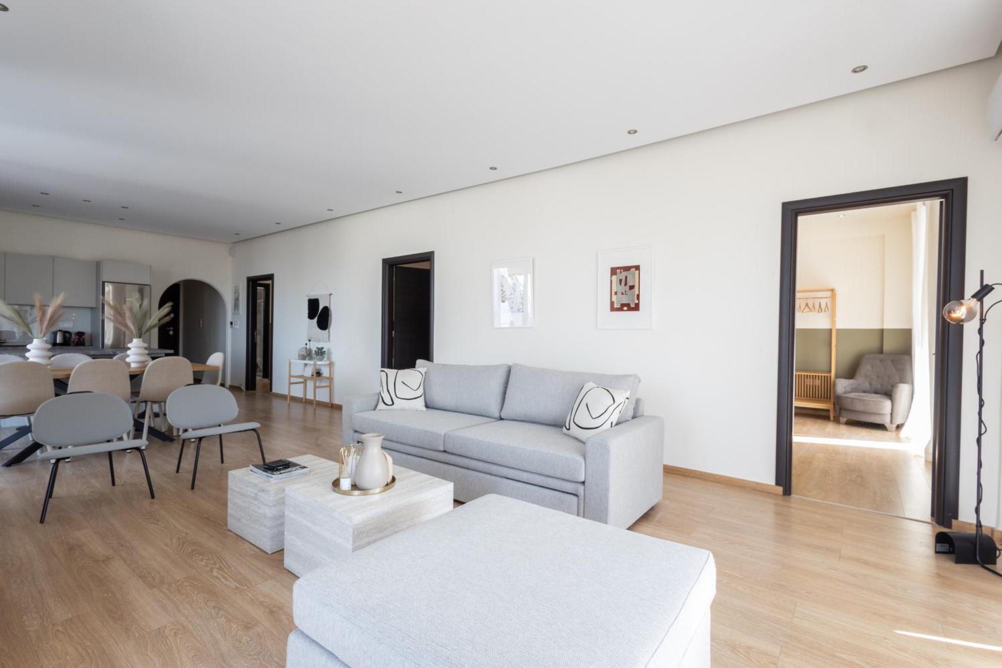 Luxurious 3-Bedroom Seaside Retreat Fully Renovated In 2025 Атина Екстериор снимка