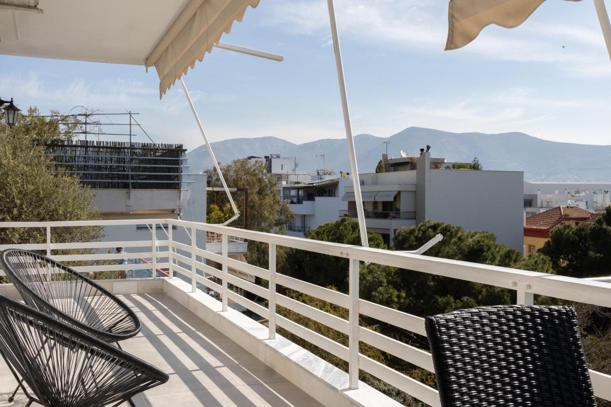 Luxurious 3-Bedroom Seaside Retreat Fully Renovated In 2025 Атина Екстериор снимка