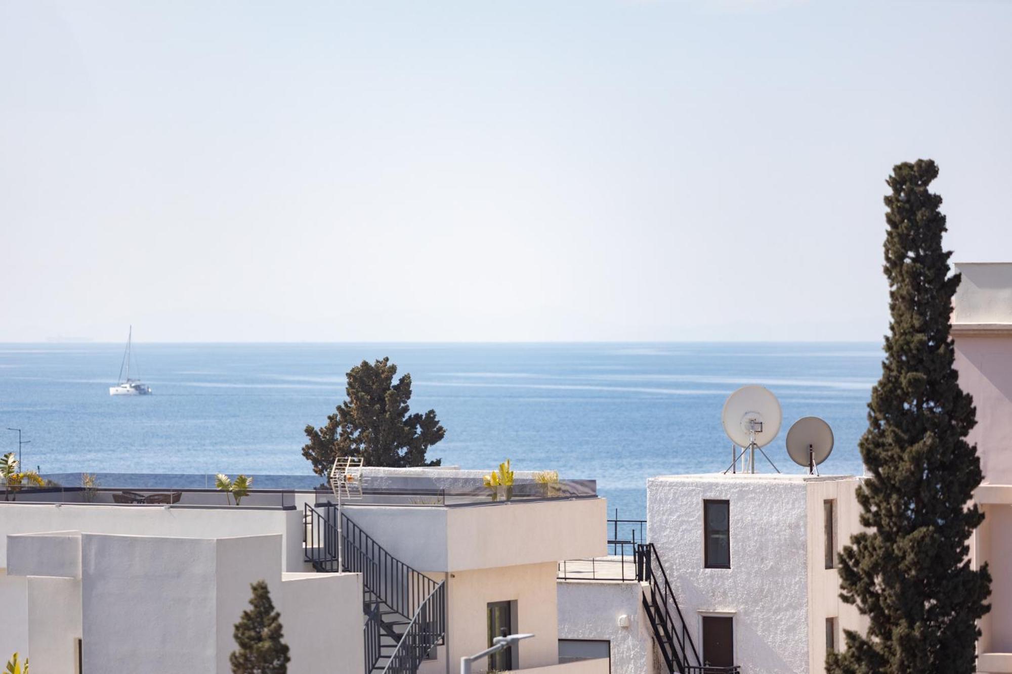 Luxurious 3-Bedroom Seaside Retreat Fully Renovated In 2025 Атина Екстериор снимка